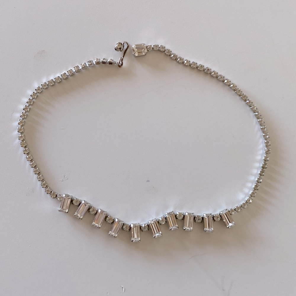 Silvertone and rhintestone 16” vintage necklace m